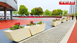 公园出入口处景观隔离组合花箱
