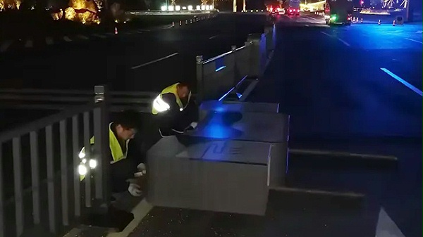 探秘！庐江道路花箱护栏深夜施工现场的奇妙夜晚！
