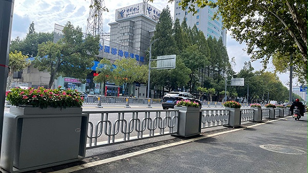 欣欣向荣花箱护栏