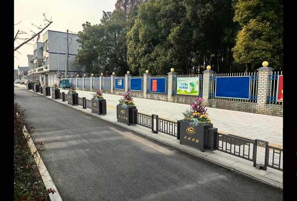 芜湖白茆镇镇政府门口移动花箱隔离实景图