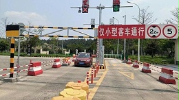 以前高速出入口怕堵死，现在能秒开移动护栏!