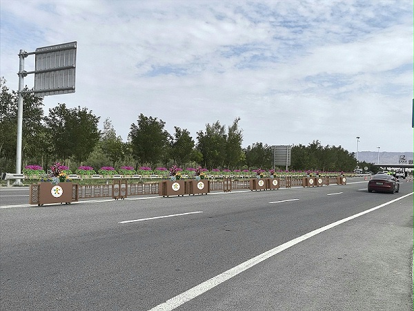 三兔共耳卷草纹版花箱单体正面