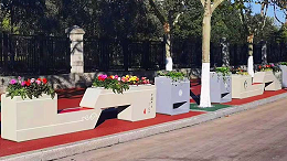商业街区人行道摆放花箱的原因是什么？
